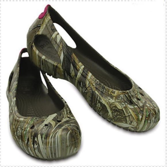 camo crocs womens